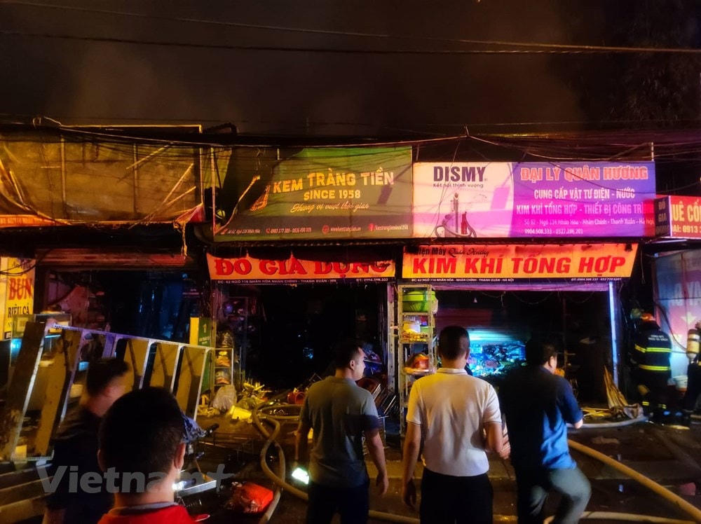 Hà Nội: Cháy ba nhà liền kề trong đêm, cột khói bốc cao hàng chục mét