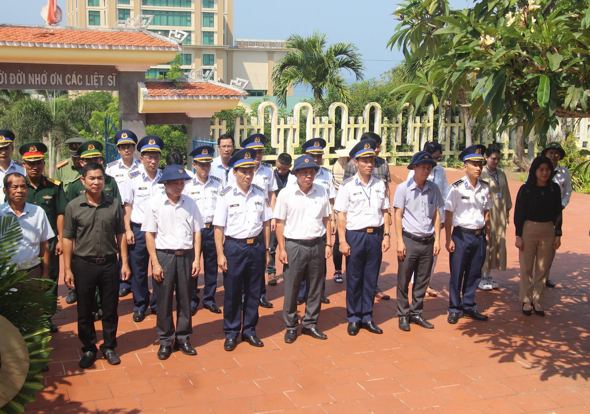 Đoàn BTL Vùng CSB 2 viếng Nghĩa trang liệt sĩ huyện đảo Lý Sơn.