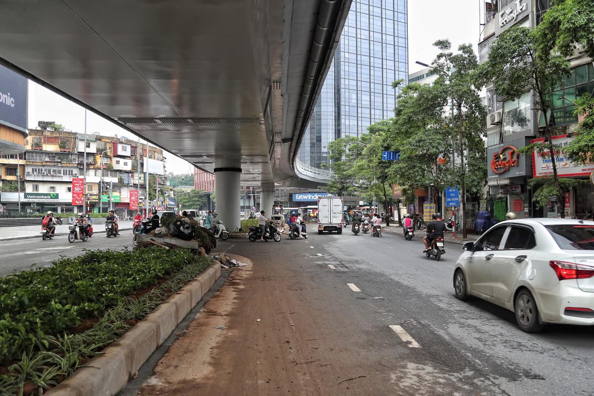 Ở phía bên dưới cầu vượt, sau khi tháo rào các đơn vị thi công đã tiến hành lắp đặt các dải phân cách.