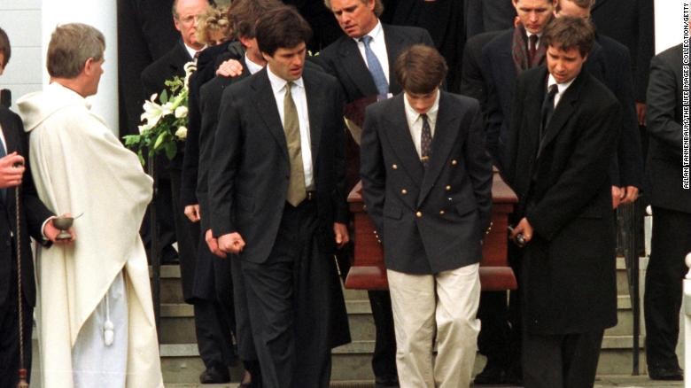 Quan tài của Michael Kennedy được đưa ra khỏi nhà thờ. Ảnh: Historyhit.