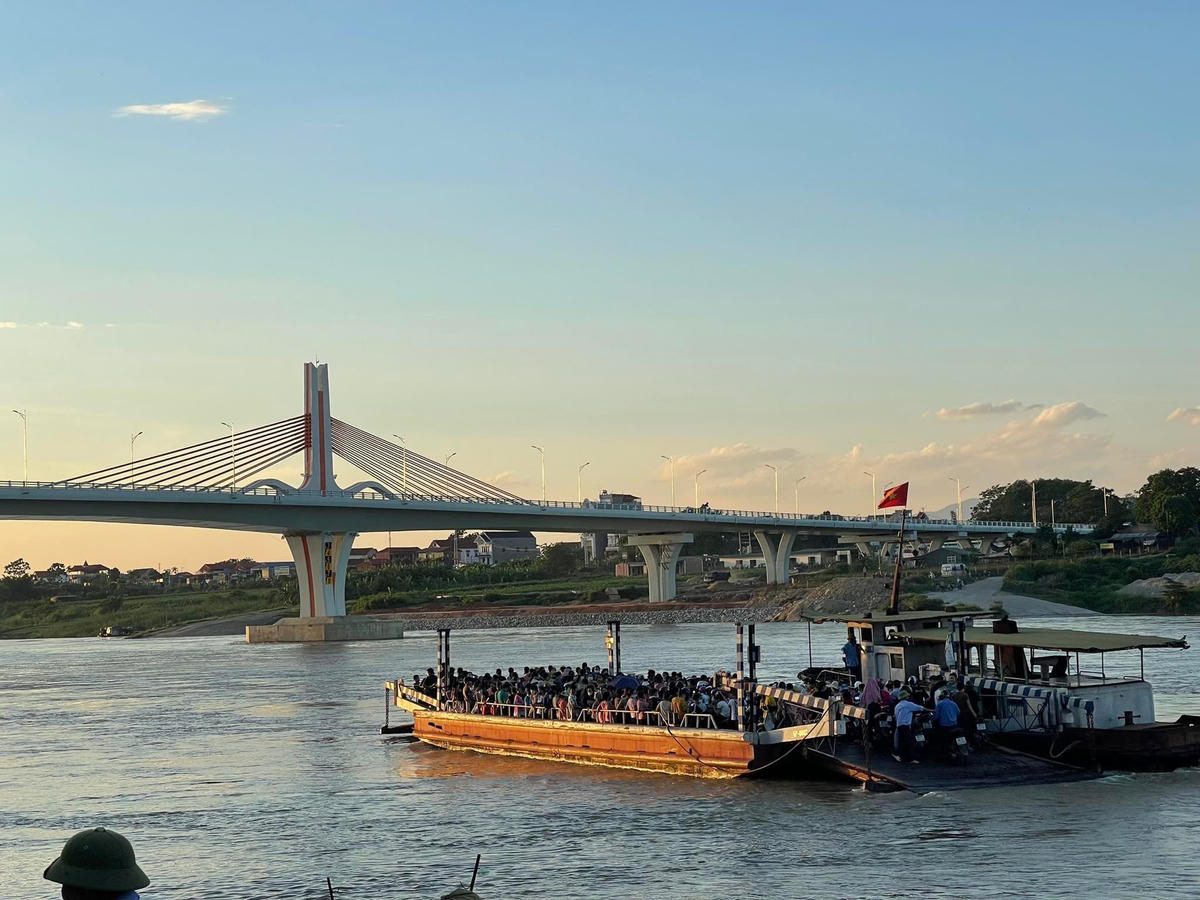 có điểm đầu cầu phía thành phố Việt Trì, tỉnh Phú Thọ giao với đê hữu sông Lô và kết thúc tại điểm giao với đê tả sông Lô, xã Đức Bác, huyện Sông Lô, tỉnh Vĩnh Phúc.