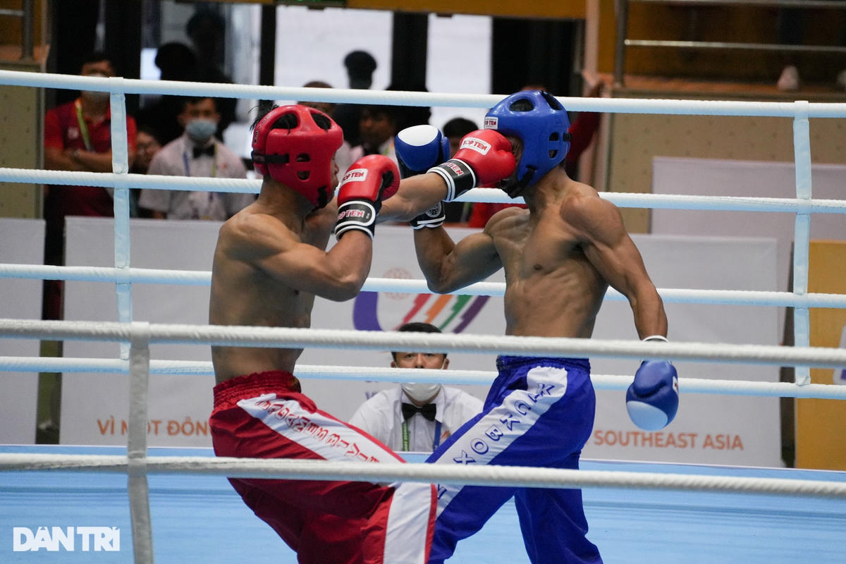 Kịch tính võ sĩ kickboxing Việt Nam đấm bay mũ đối thủ tại SEA Games 31