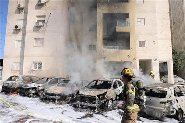Xe ôtô bị cháy sau cuộc tấn công bằng rocket từ Dải Gaza tại Ashkelon, Israel, ngày 7/10. (Ảnh: AFP/TTXVN).