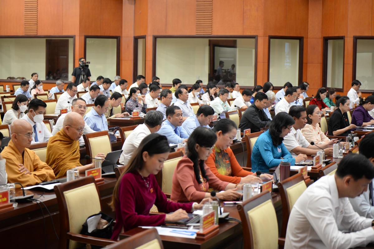 Đại biểu HĐND thành phố dự kỳ họp.