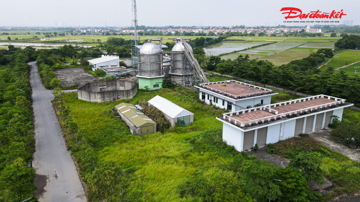 Sau khi được bàn giao đất, chủ đầu tư đã xây dựng hạ tầng kỹ thuật gồm: Hệ thống sơ tuyển rác (phân loại rác thô và sơ chế kim loại), ủ rác, sấy rác, lò đốt plasma; hệ thống xử lý khói thải, nước thải, thu gom và xử lý mùi, hệ thống điều khiển...
