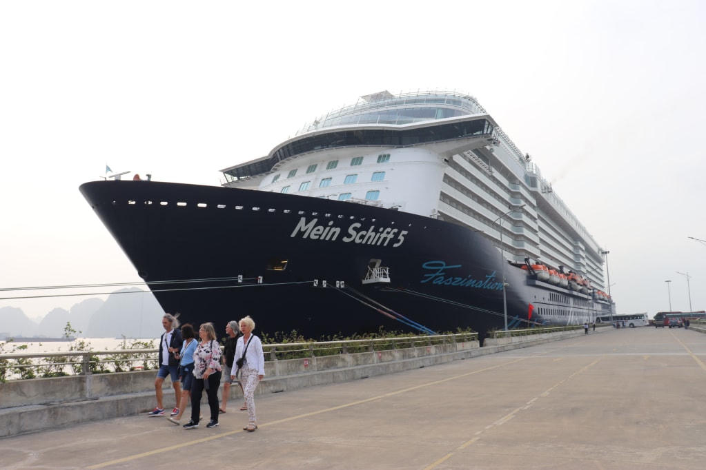 Tàu Mein Schiff 5 (quốc tịch Malta) mang theo gần 2000 du khách châu Âu đến Hạ Long (Quảng Ninh). Ảnh: QMG