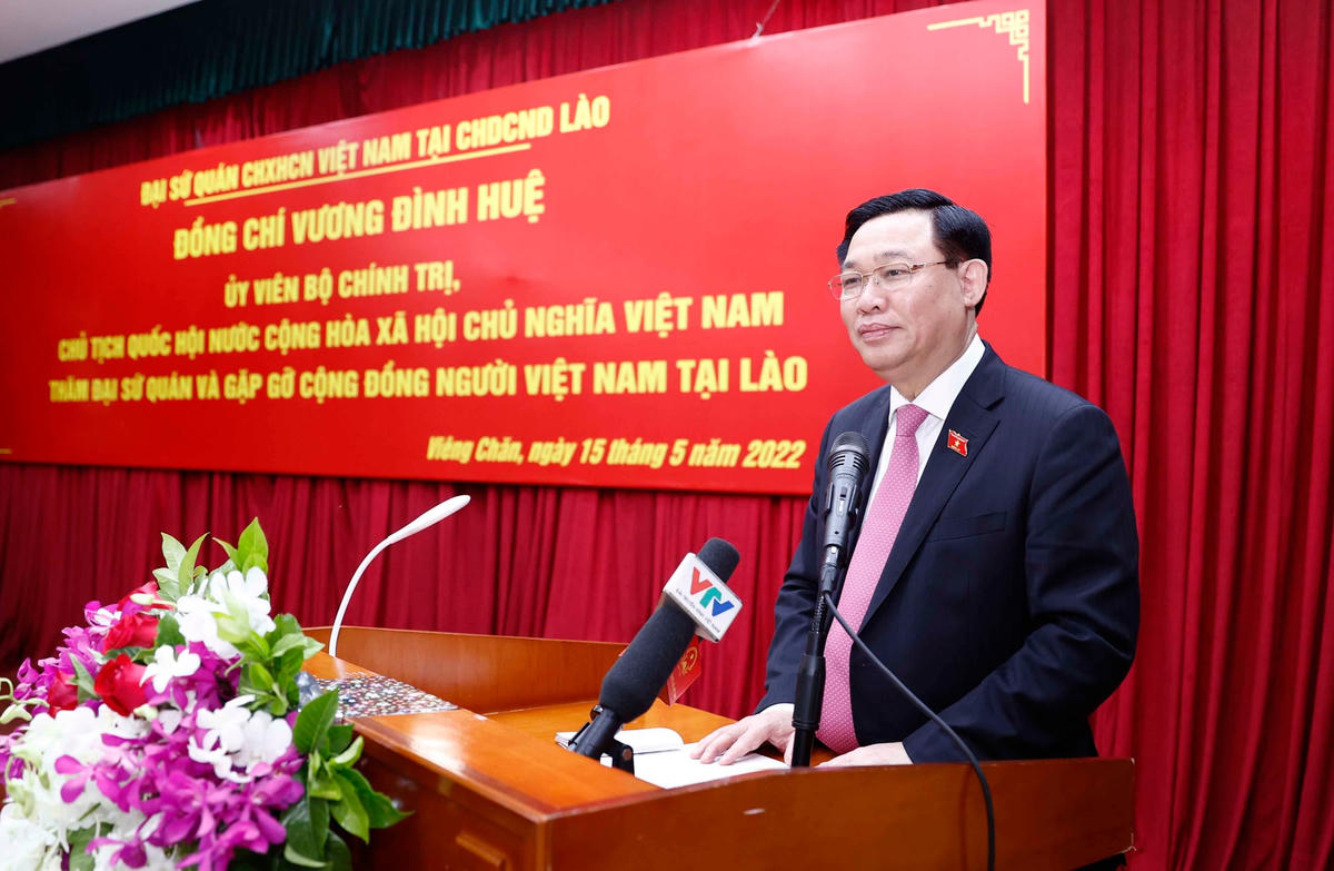 Chủ tịch Quốc hội Vương Đình Huệ trò chuyện cùng cộng đồng- Ảnh: TTXVN