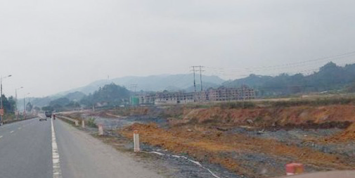 Hành lang ATGT dài hàng trăm mét trên QL1A, đoạn qua xã Hoàng Đồng, TP Lạng Sơn đã bị dự án san lấp trái phép. Ảnh chụp ngày 9/3/2022 (Báo Giao thông).
