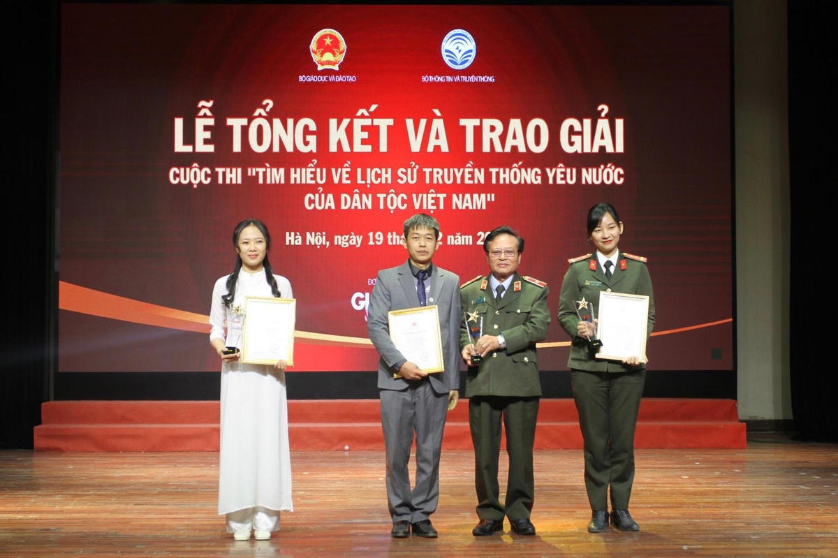 Trao giải cuộc thi Tìm hiểu về lịch sử truyền thống yêu nước của dân tộc Việt Nam