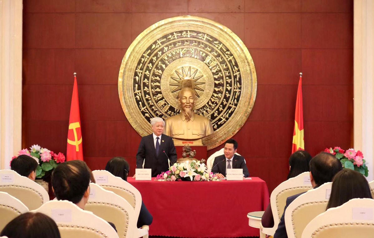 Trước đó, chiều 18/7, đoàn đã đến thăm và làm việc với Đại sứ quán Việt Nam tại Trung Quốc.  