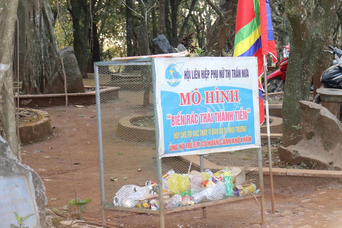 Mô hình biến rác thải thành tiền, một hoạt động có giá trị nhân văn và giúp bảo vệ môi trường tại khuôn viên danh thắng.