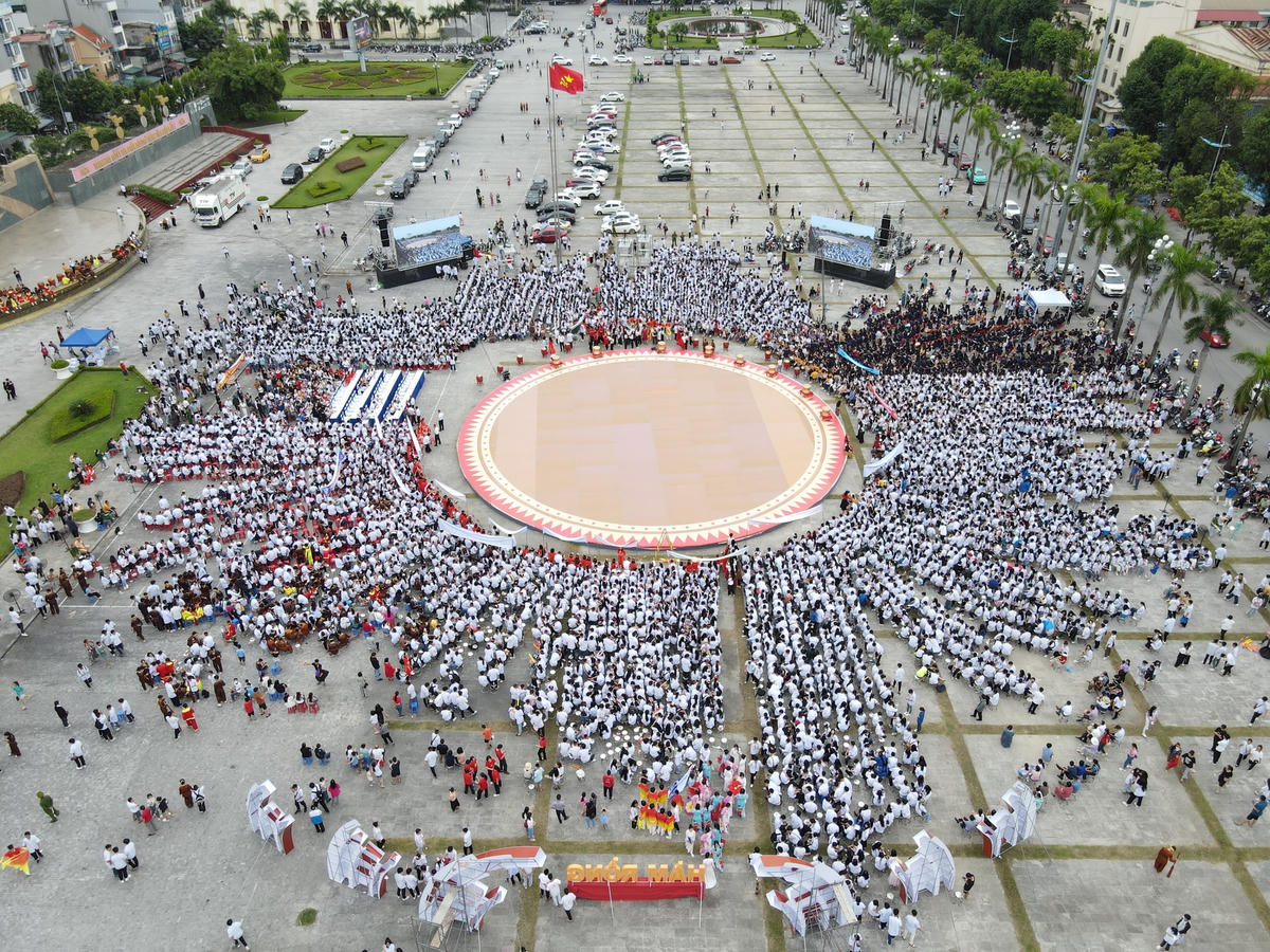 Hàng nghìn khán giả đã có mặt tại Quảng trường Lam Sơn - điểm cầu tại Thanh Hóa để theo dõi trận chung kết.