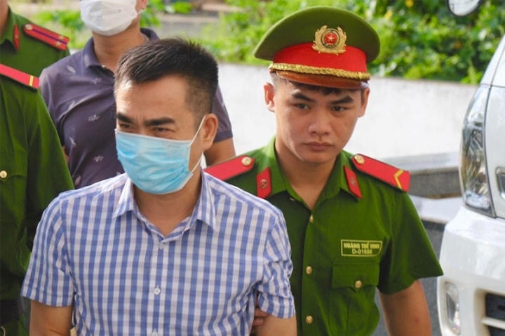 Bị cáo Lê Hồng Sơn (cựu Tổng Giám đốc Công ty Blue Sky) bị dẫn giải đến tòa.