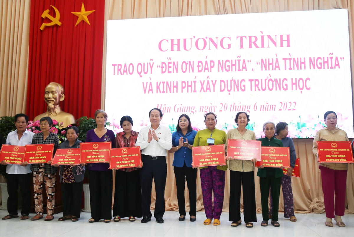Phó Chủ tịch - Tổng Thư ký UBTƯ MTTQ Việt Nam Lê Tiến Châu và lãnh đạo HĐND tỷnh Hậu Giang trao nhà cho các hộ chính sách nghèo và cận nghèo.