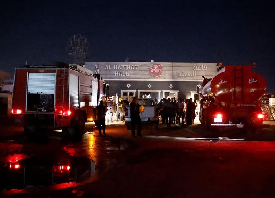 Lực lượng cứu hỏa có mặt tại hiện trường. Ảnh: Reuters.