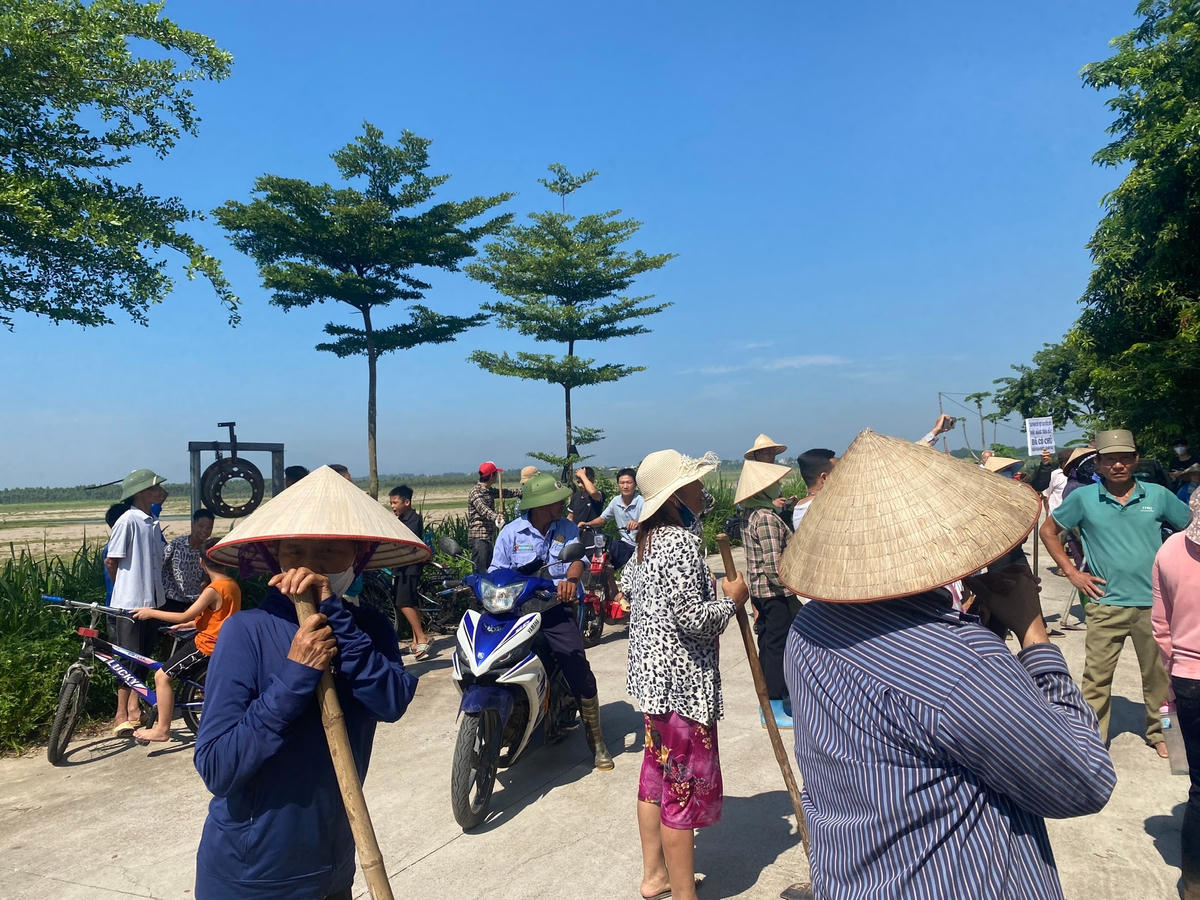 Khi đoàn công tác xuống thực địa để đo mốc giới, hàng chục người dân đã tụ tập. 