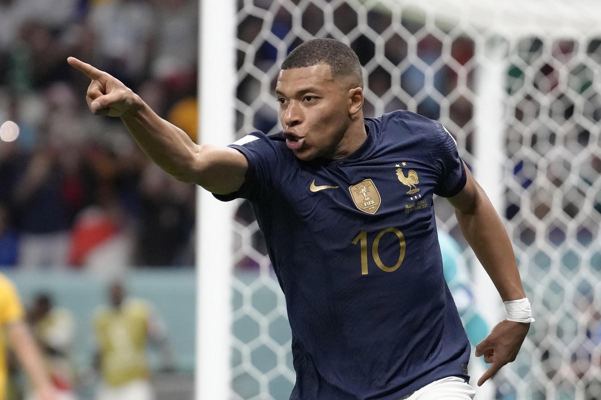 Tiền đạo Kylian Mbappe của Pháp ăn mừng với đồng đội Ousmane Dembele sau khi ghi bàn vào lưới Australia.