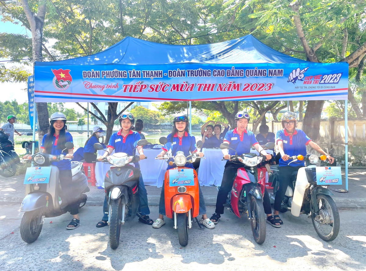 Lực lượng tình nguyện viên túc trực hỗ trợ thí sinh.