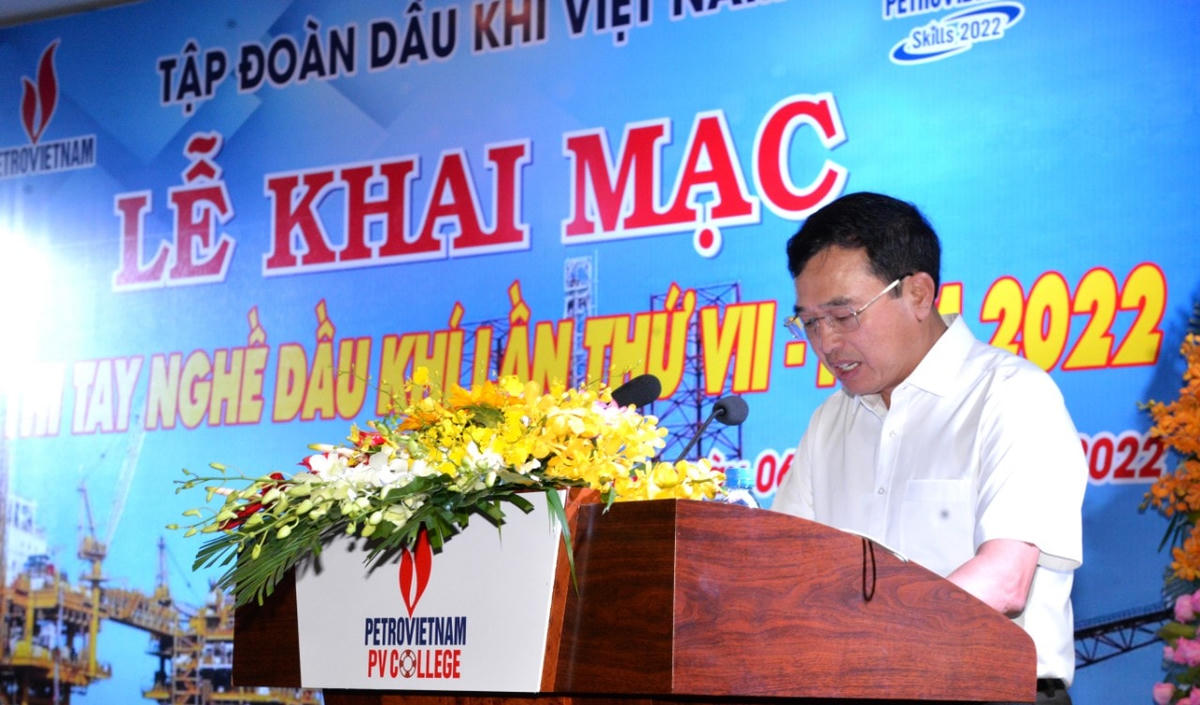 Ông Hoàng Quốc Vượng, Chủ tịch Hội đồng thành viên PVN phát biểu chúc mừng các thí sinh.