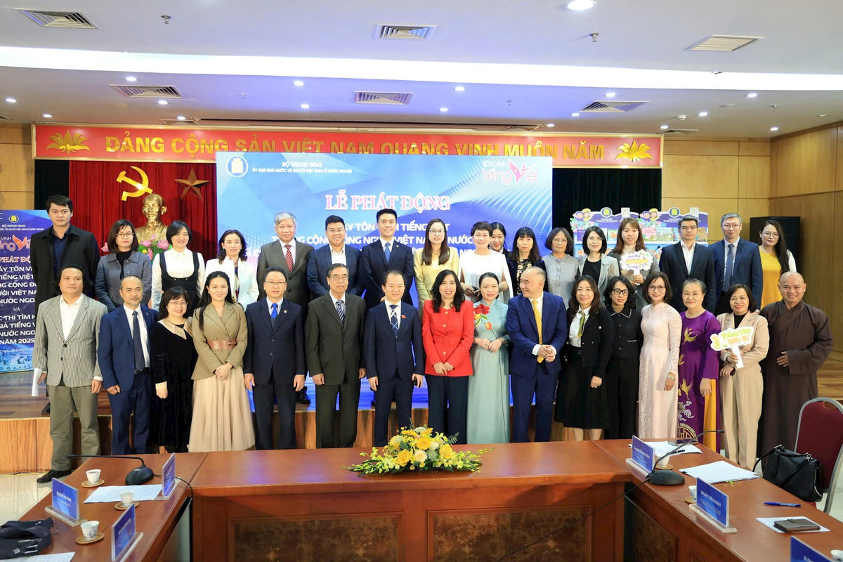 Các đại biểu chụp ảnh tại Lễ Phát động. Ảnh: D.T.