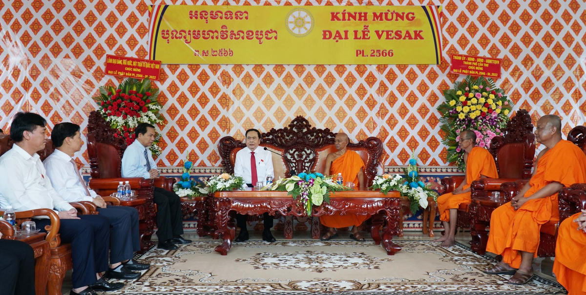 Phó Chủ tịch Thường trực Quốc hội Trần Thanh Mẫn cùng đoàn đến thăm hỏi chúc mừng đại lễ Phật Đản tại Học viện Phật giáo Nam tông Khmer ở quận Ô Môn, TP Cần Thơ.