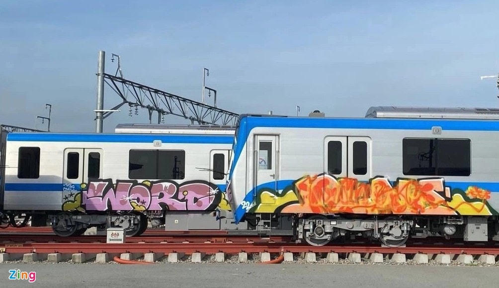 Hai đoàn tàu metro bị xịt sơn ở depot Long Bình (TP Thủ Đức). Ảnh: G.K.