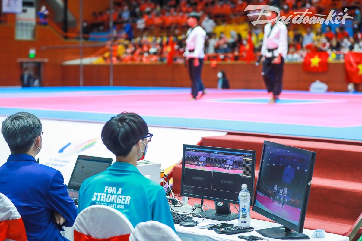 Nhân sự kiện thể thao Sea Games lần thứ 31 tổ chức tại Việt Nam, hãng sản xuất thiết bị thi đấu taekwondo Hàn Quốc KPNP cử 5 kỹ thuật viên sang hỗ trợ điều khiển hệ thống bốc thăm, sắp xếp thi đấu, ghi hình, chấm điểm IVR - OVR.