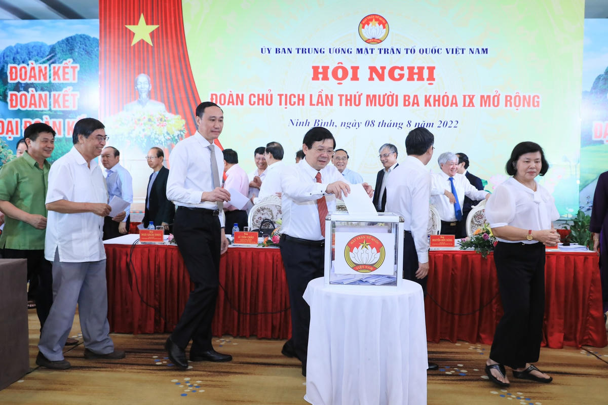 Đoàn Chủ tịch tiến hành bỏ phiếu tín nhiệm đối với các chức danh trong Ban Thường trực UBTƯ MTTQ Việt Nam khóa IX. Ảnh: Quang Vinh.
