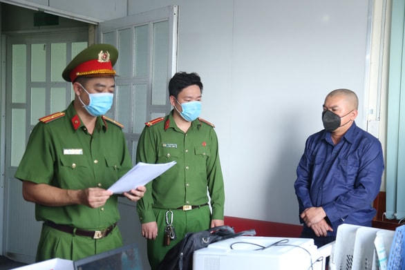 Công an Bình Dương đọc lệnh bắt Châu Minh Sơn, đại diện pháp luật Công ty Tường Hy Quân. (Ảnh:BS)