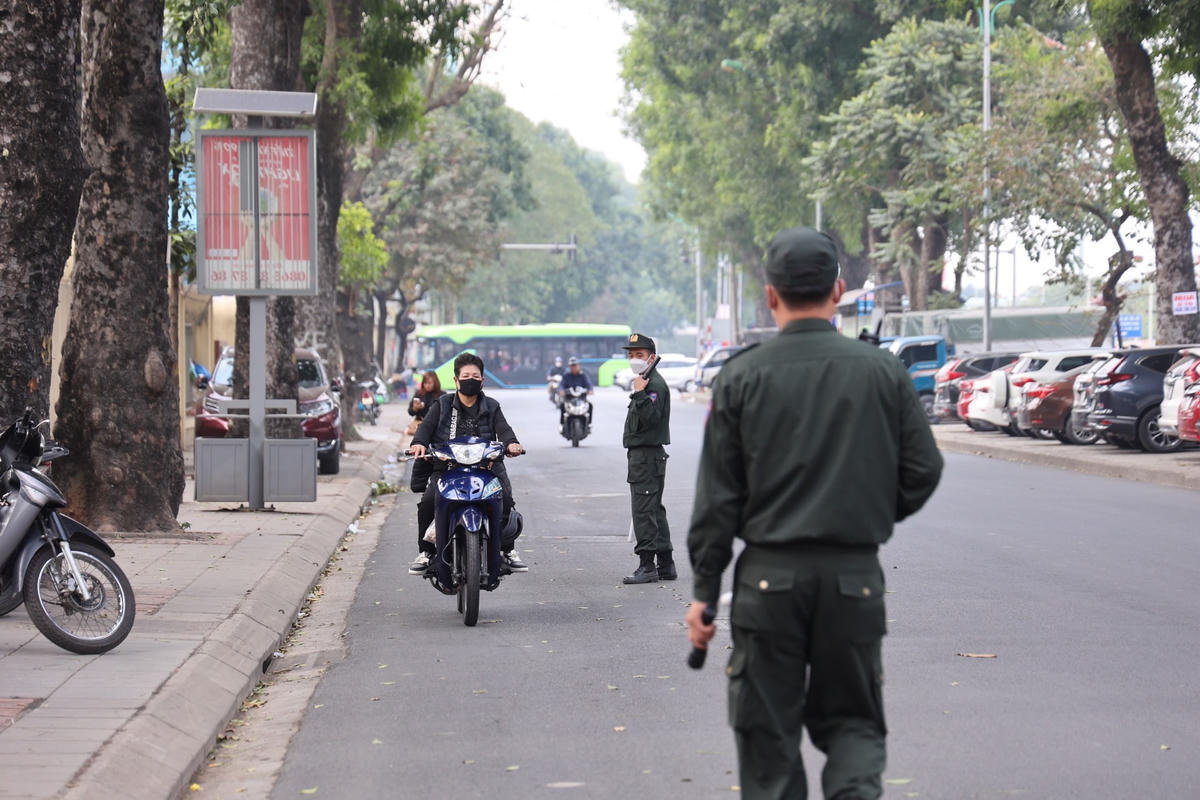 Ngoài việc xử lý vi phạm về nồng độ cồn, lực lượng chức năng còn tăng cường rà soát các trường hợp vi phạm luật giao thông khác như không đội mũ bảo hiểm, vượt đèn đỏ...