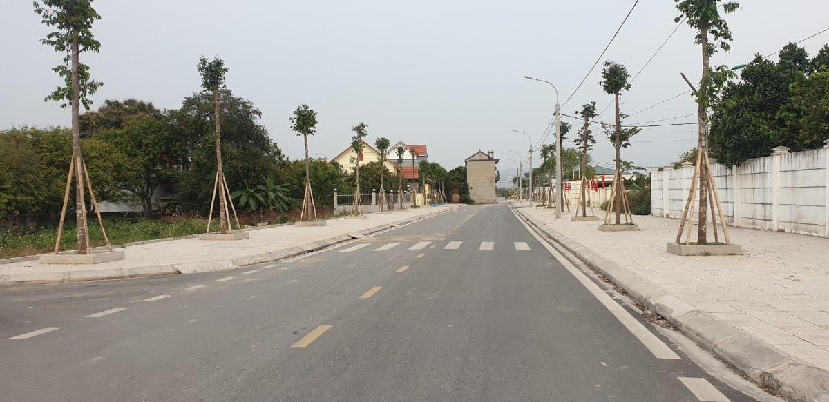 Con đường nối ngã ba đường tránh Hưng Đạo đến khu đô thị Hồng Phong mới được thị xã Đông Triều (Quảng Ninh) đầu tư, làm thay đổi diện mạo vùng quê Hưng Đạo.