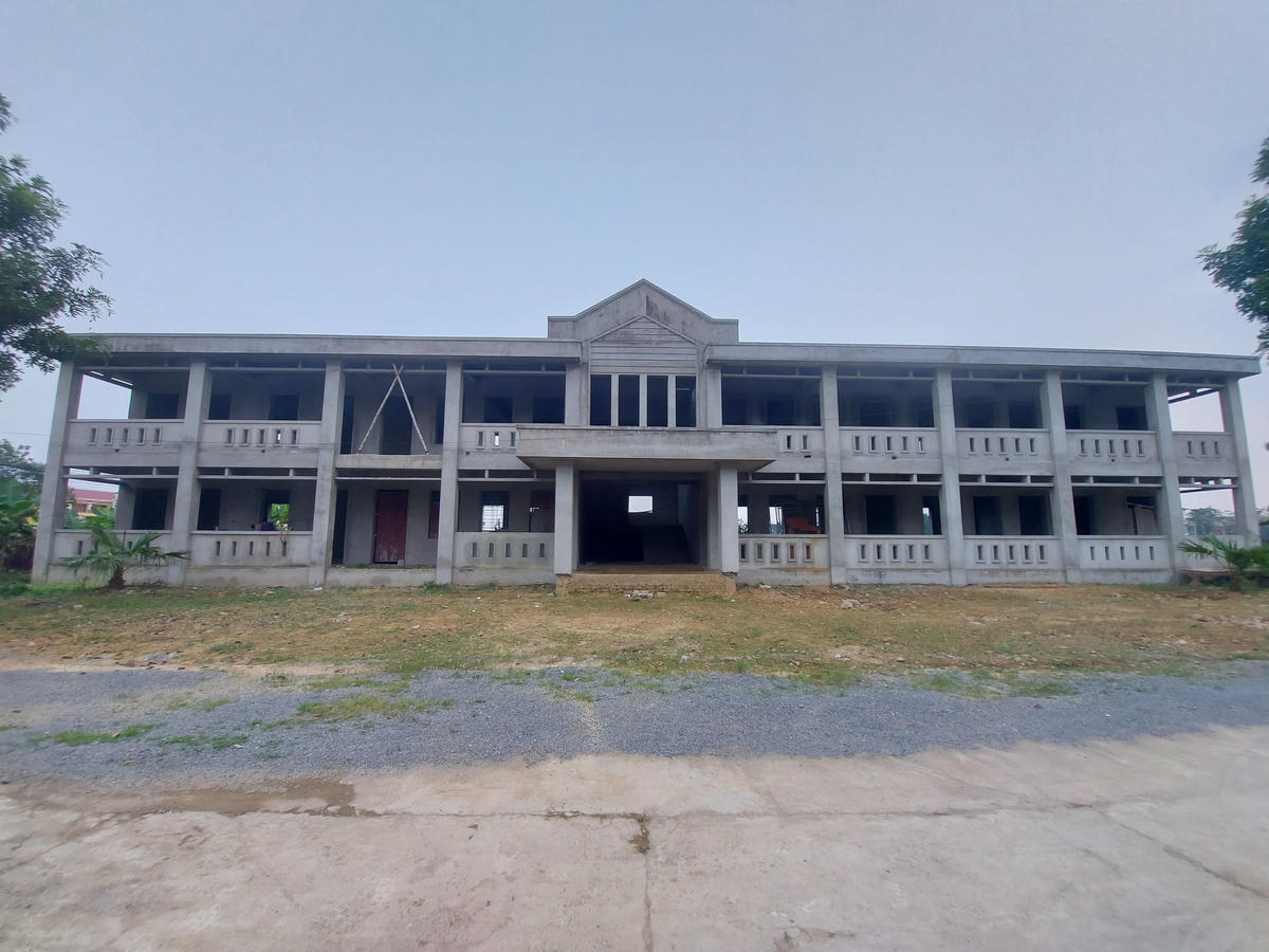 Theo tìm hiểu, công trình dãy nhà 2 tầng gồm 8 phòng học cùng các hạng mục phụ trợ như nhà bảo vệ, cổng trường, lát sân tại trường THCS Thiệu Vũ được triển khai xây dựng vào đầu năm 2021 với tổng mức đầu tư hơn 6 tỷ đồng.