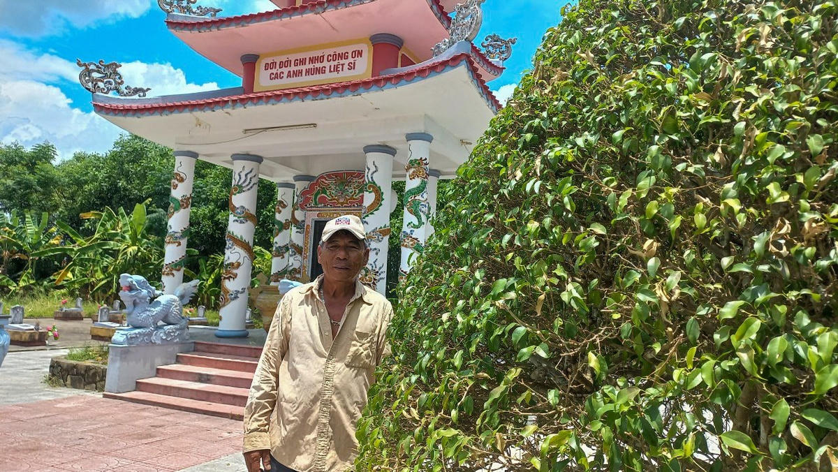 Ông Nguyễn Linh Mục - người thực hiện công việc quản trang tại Nghĩa trang liệt sĩ xã Triệu Trung từ hàng chục năm nay. Ảnh: Nghĩa Văn.