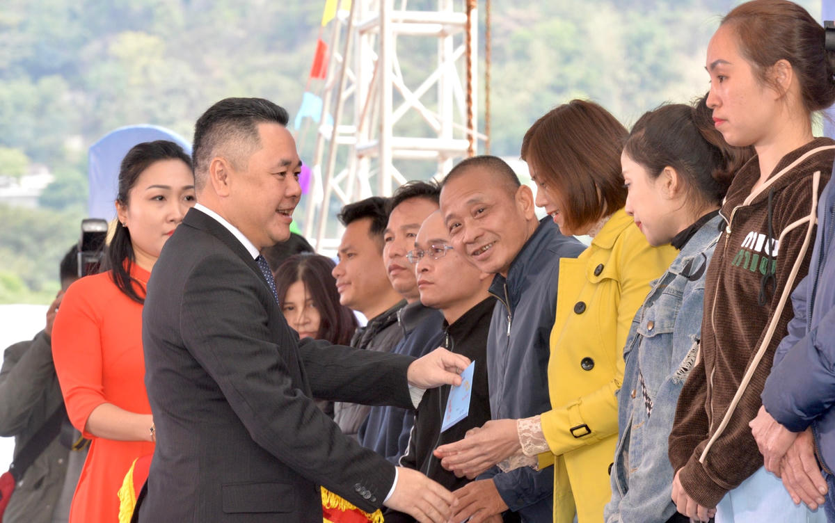 Tại chương trình “Chợ Tết công đoàn”, nhiều lao động đã nhận được các phần quà Tết cùng phiếu mua hàng giảm giá với cơ hội sắm Tết giá 0 đồng.