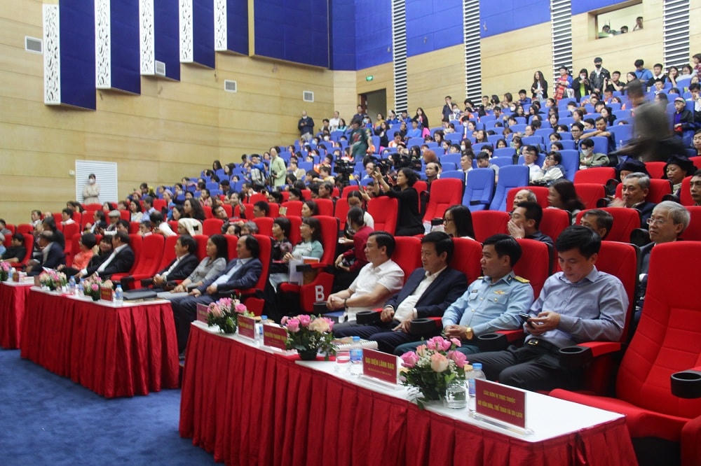 Đại biểu tham dự diễn đàn.