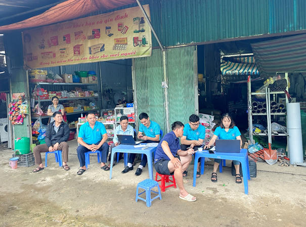 Hướng dẫn người tham gia BHXH, BHYT cài đặt và sử dụng ứng dụng VssID tại cụm dân cư 