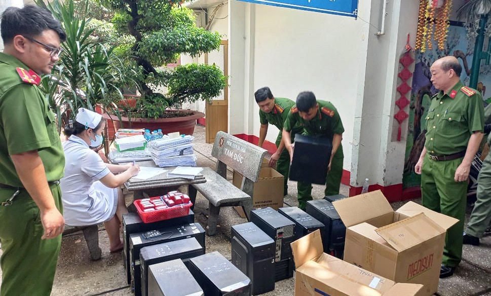 Các tài liệu, tang vật có liên quan đến hoạt động khám chữa bệnh tại các phòng khám ở Biên Hòa bị lực lượng chức năng niêm phong. Ảnh: Báo Đồng Nai.