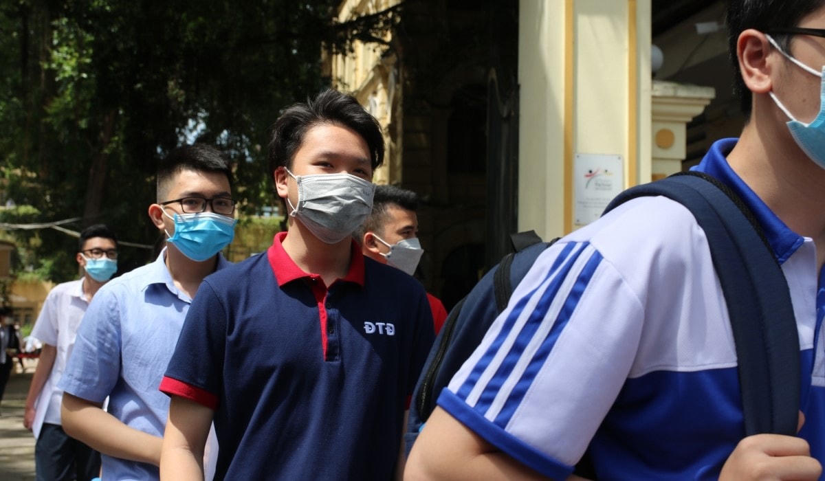 Thí sinh phấn khởi bước ra khỏi phòng thi.