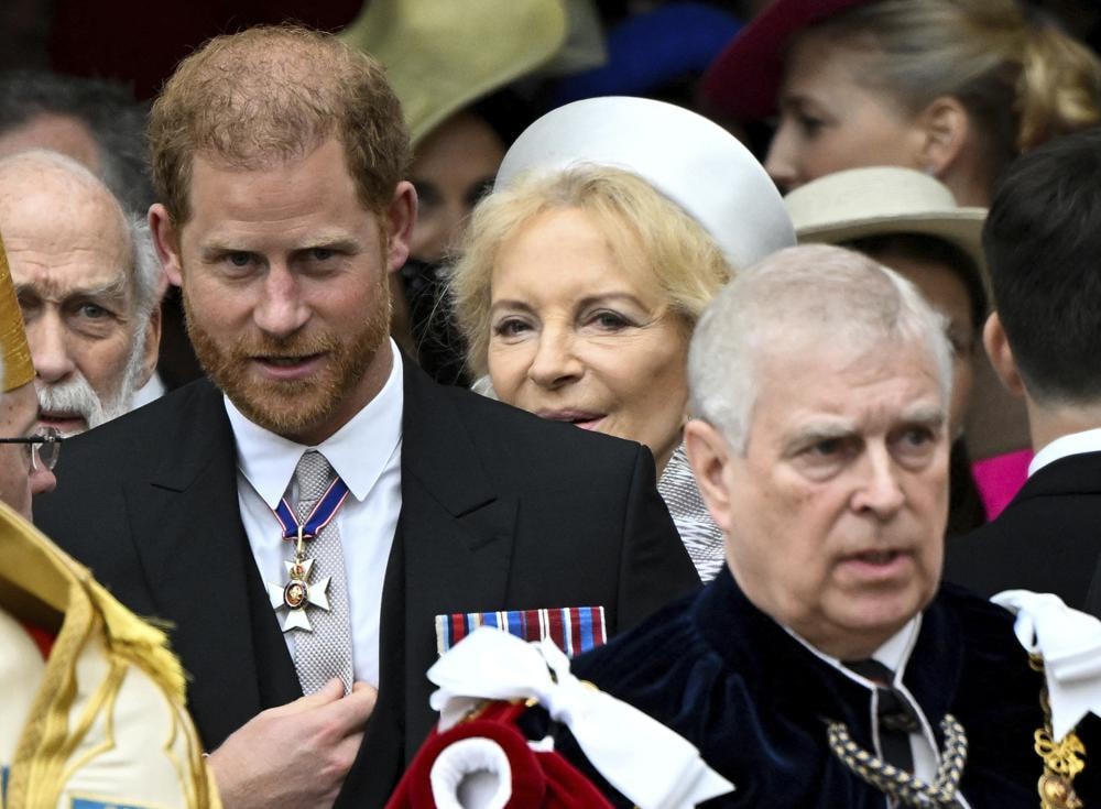 Hoàng tử Harry và Hoàng tử Andrew rời Tu viện Westminster sau lễ đăng quang của Vua Charles và Hoàng hậu Camilla.  