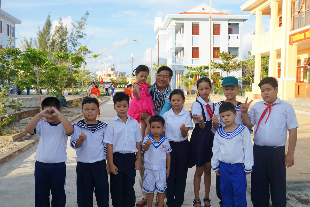 Những công dân “nhí” trên đảo Đá Tây A. Ảnh: Mạnh Thìn.