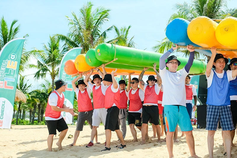 Một trò chơi vận động trong chương trình team building.