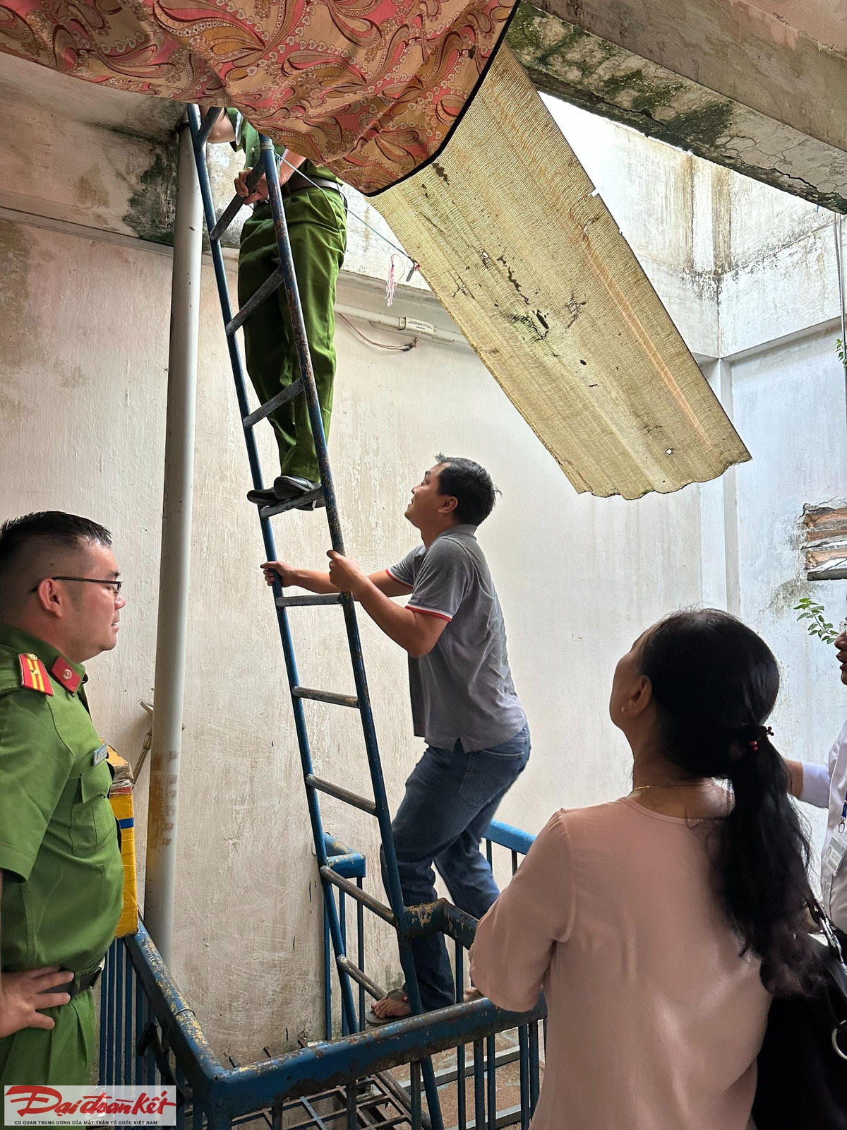 Liên ngành chức năng phường kiểm tra một khu tập thể cũ trên địa bàn phường Thảo Điền, TP Thủ Đức.