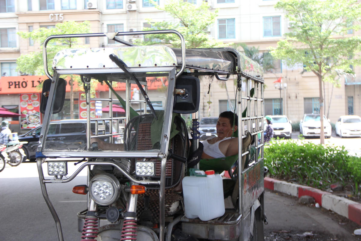 Hà Nội: Người lao động 'vật vã' giữa trưa hè oi ả 