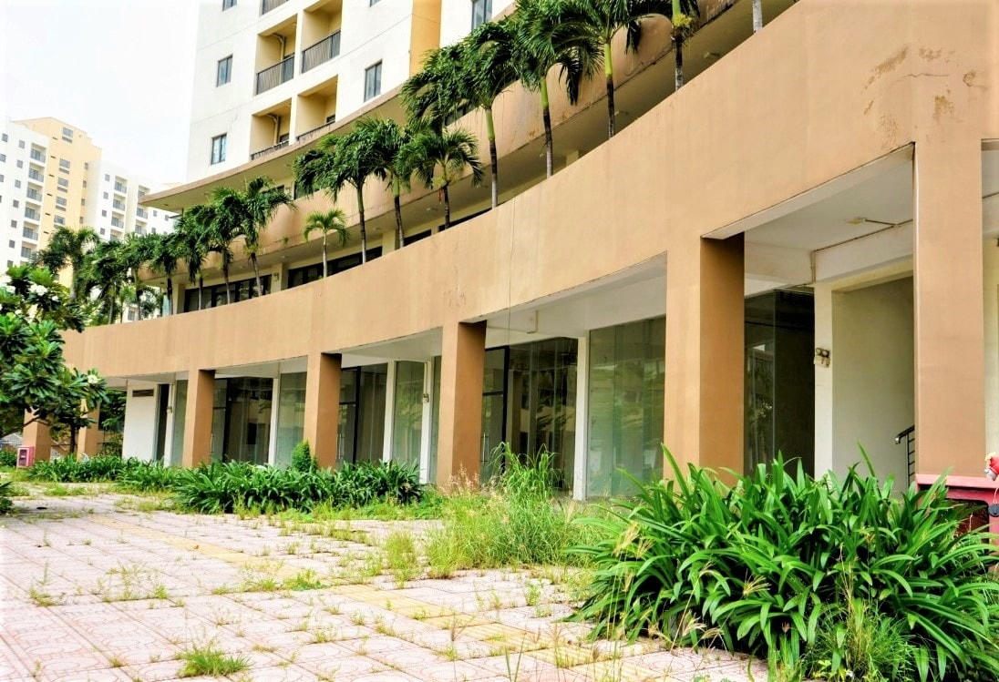 Một khu tái định cư tại khu đô thị mới Thủ Thiêm vắng lặng, để hoang phí thời gian dài do dính sai phạm.
