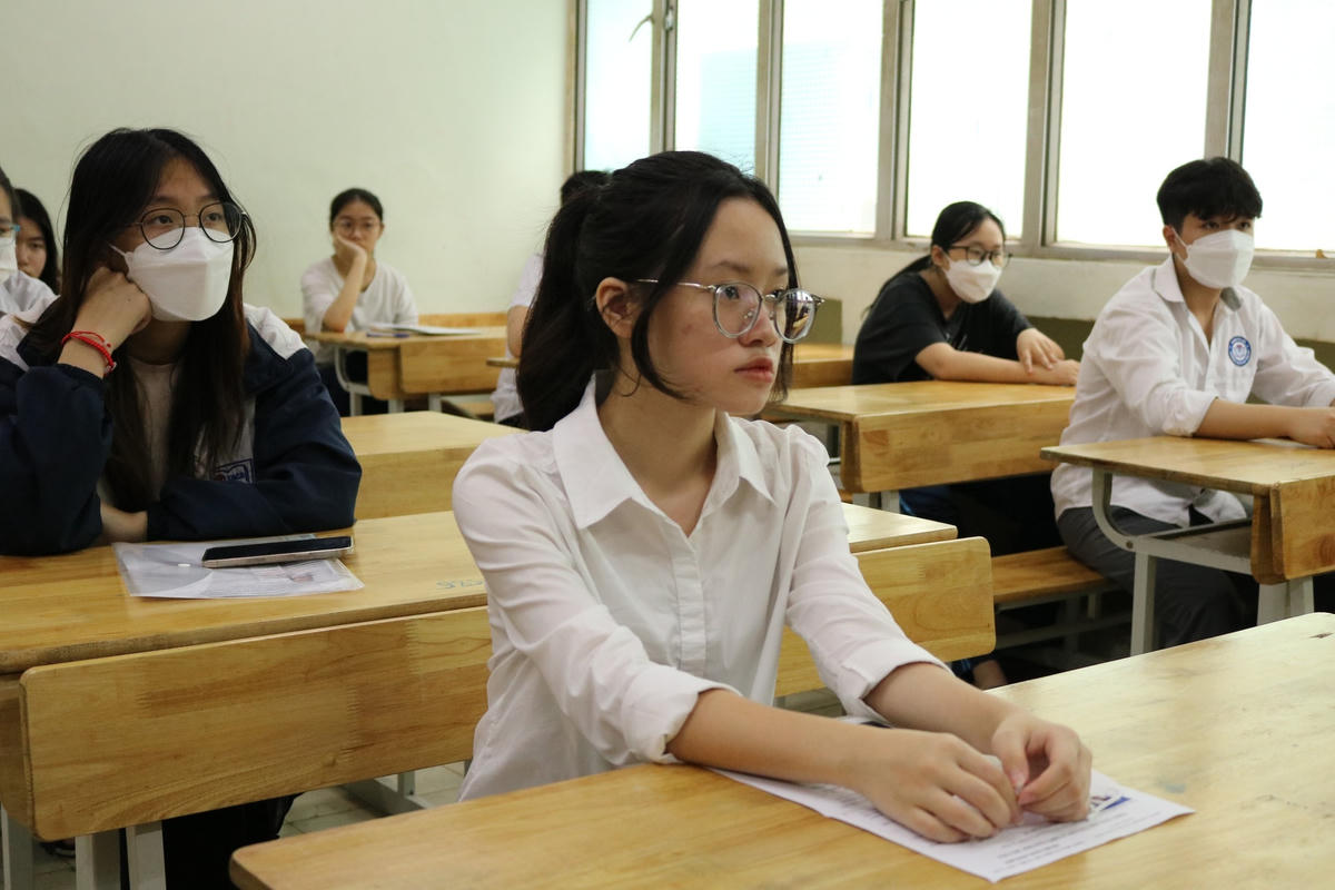 Thí sinh nghe phổ biến quy chế thi.