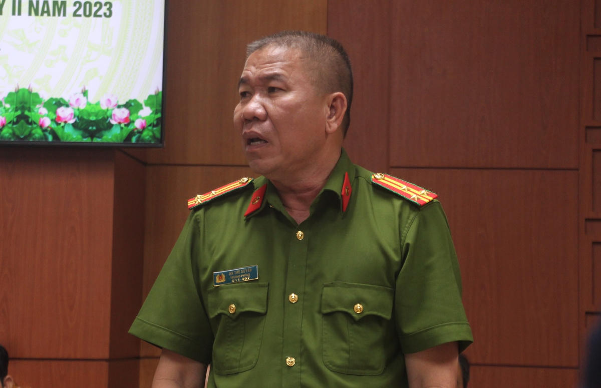 Thượng tá Hà Thế Xuyên, Trưởng Phòng Cảnh sát kinh tế Công an tỉnh Quảng Nam trả lời câu hỏi.