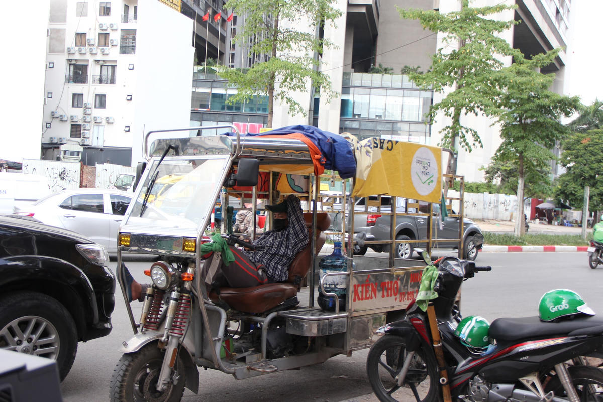 Còn những trường hợp khác kiếm bóng râm nghỉ ngơi hoặc ngồi vạ vật giữa lòng đường, vỉa hè.