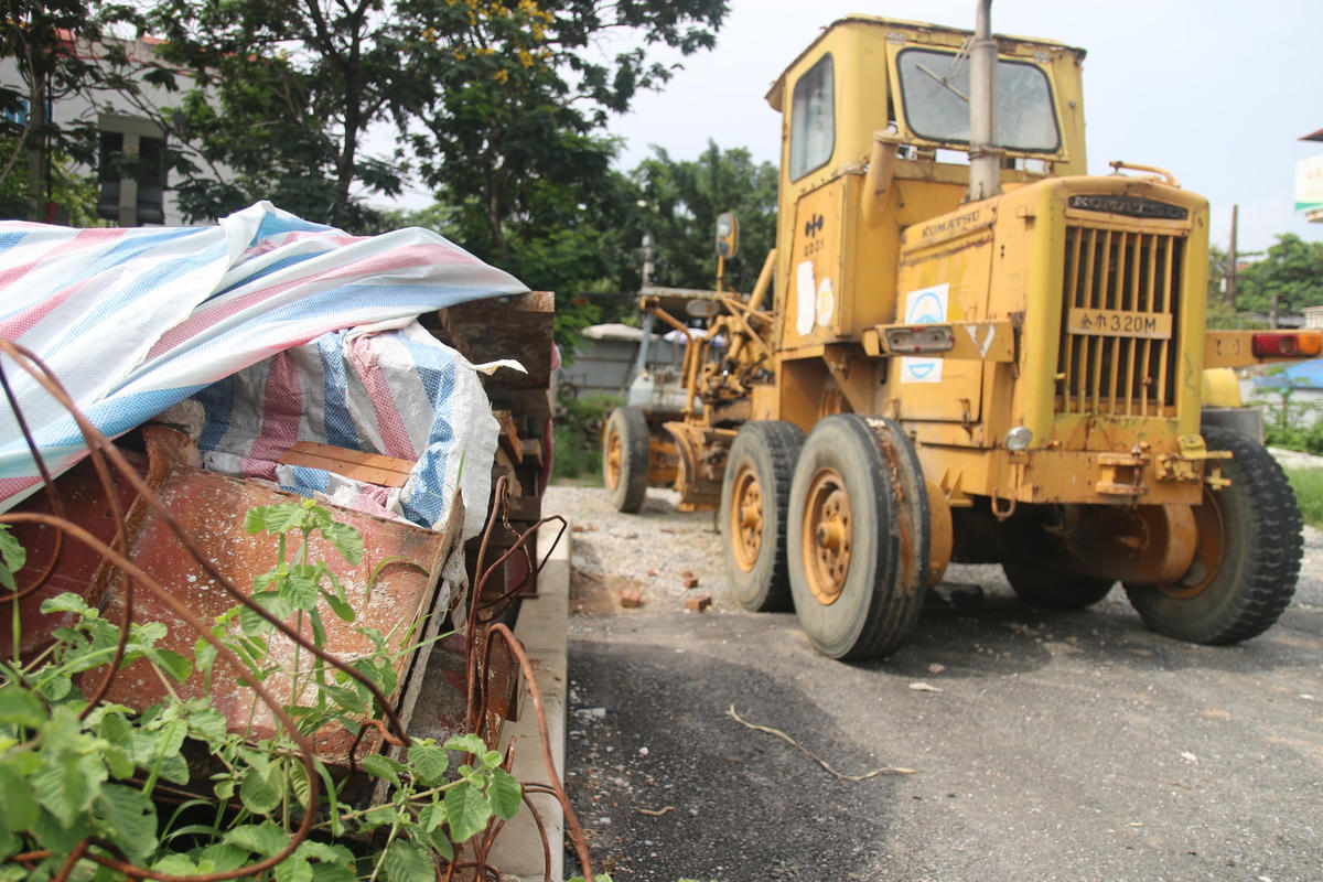 Máy móc, trang thiết bị bị bỏ lại trên con đường này rỉ sét nặng nề và chưa xác định có thể sử dụng tiếp hay không.
