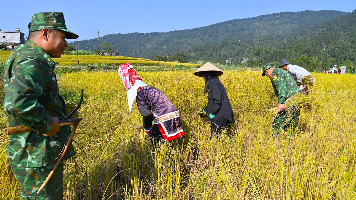 Xen lẫn trong những màu áo của đồng bào dân tộc Dao là màu áo rằn ri xanh của các chiến sỹ biên phòng.