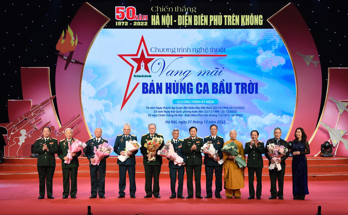 Vinh danh các Anh hùng Lực lượng vũ trang nhân dân.